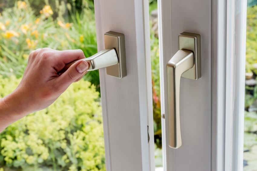 Eimsig sichert gekippte Fenster und überwacht auf Glasbruch